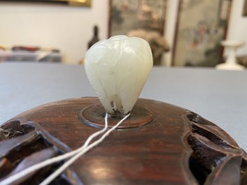 Un grand br&ucirc;le-parfum en porcelaine blanc de Chine sur socle et avec un couvercle en bois &agrave; prise en jade, 18/19&egrave;me