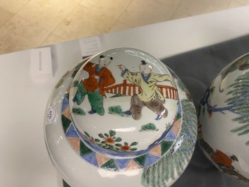 Une paire de pots couverts en porcelaine de Chine wucai, marque de Wanli, 19&egrave;me