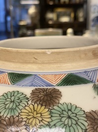 Une paire de pots couverts en porcelaine de Chine wucai, marque de Wanli, 19&egrave;me