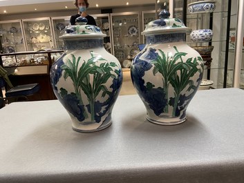 A pair of Chinese wucai vases and covers, 19/20th C.
