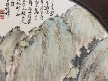 Een ronde Chinese qianjiang cai plaquette met een landschap, gesign. Wang Shao Wei, 19e eeuw