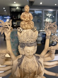 Een fijne grote Chinese ivoren figuur van Avalokitesvara, 19e eeuw