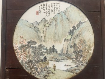 Une plaque &agrave; d&eacute;cor d'un paysage en porcelaine de Chine qianjiang cai, sign&eacute; Wang Shao Wei, 19&egrave;me