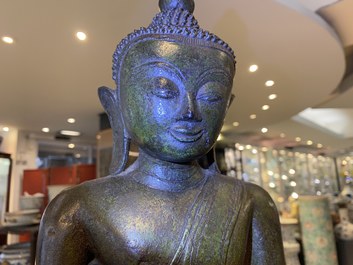 Een grote Birmaanse vergulde bronzen figuur van Boeddha, 17/18e eeuw