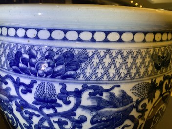 Un aquarium en porcelaine de Chine en bleu et blanc, 19&egrave;me