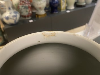 Une paire de pots couverts en porcelaine de Chine wucai, marque de Wanli, 19&egrave;me