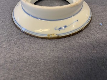 Une paire de pots couverts et une paire de bols couverts sur supports en porcelaine de Chine en bleu et blanc, 19&egrave;me