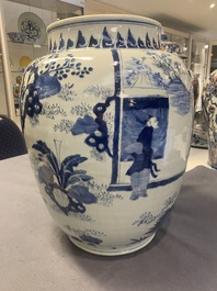 Trois grands vases en porcelaine de Chine en bleu et blanc, &eacute;poque Transition