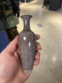 Un vase sur support en porcelaine de Chine &agrave; &eacute;mail 'fleur de p&ecirc;cher', marque de Kangxi, 19/20&egrave;me
