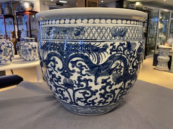 Un aquarium en porcelaine de Chine en bleu et blanc, 19&egrave;me