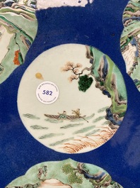 Een Chinese famille verte schotel met poederblauwe fondkleur, 19e eeuw