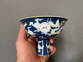 Un bol sur piedouche en porcelaine de Chine &agrave; d&eacute;cor incis&eacute; d'un dragon sur fond bleu, marque de Xuande, R&eacute;publique