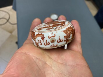 Un bol Dayazhai et deux bo&icirc;tes &agrave; p&acirc;te en porcelaine de Chine, 19&egrave;me