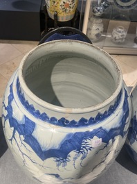 Trois grands vases en porcelaine de Chine en bleu et blanc, &eacute;poque Transition