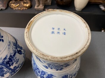 Trois vases couverts en porcelaine de Chine en bleu et blanc, marque de Kangxi, 19&egrave;me