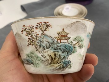 Neuf bols en porcelaine de Chine &agrave; d&eacute;cor de paysages, marque de Daoguang, 20&egrave;me