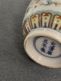 Un vase miniature en porcelaine de Chine doucai, marque et &eacute;poque de Yongzheng