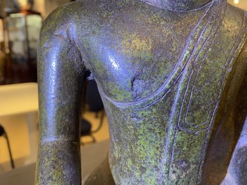 Une grande figure de Bouddha en bronze, Birmanie, 17/18&egrave;me