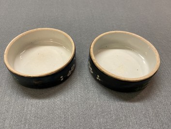 Une paire de pots couverts en porcelaine de Chine famille noire, 19&egrave;me