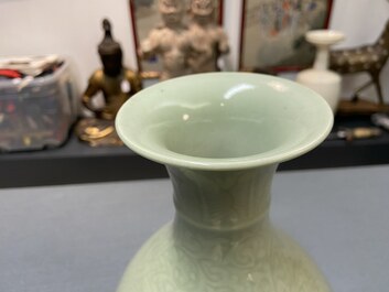 Un vase de forme 'yuhuchunping' en porcelaine de Chine c&eacute;ladon monochrome &agrave; d&eacute;cor floral, marque de Kangxi, 19&egrave;me