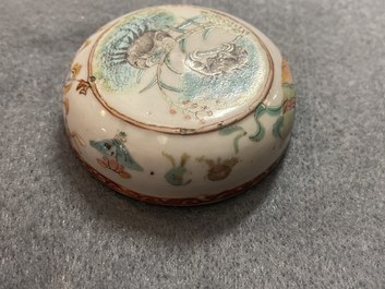 Un bol Dayazhai et deux bo&icirc;tes &agrave; p&acirc;te en porcelaine de Chine, 19&egrave;me