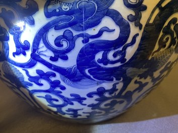 Un aquarium en porcelaine de Chine en bleu et blanc, 19&egrave;me