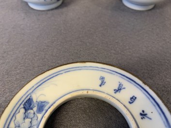 Une paire de pots couverts et une paire de bols couverts sur supports en porcelaine de Chine en bleu et blanc, 19&egrave;me