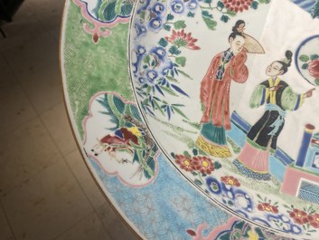 Een grote Chinese famille rose schotel met figuren bij een tempel, Yongzheng