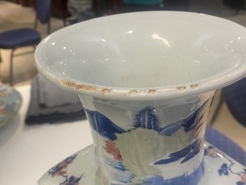 Un vase de forme carr&eacute;e en porcelaine de Chine en bleu et blanc, c&eacute;ladon et rouge de cuivre, Kangxi