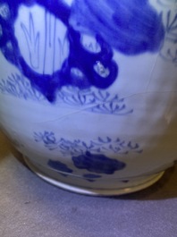 Drie grote Chinese blauw-witte vazen met figuren in een landschap, Transitie periode