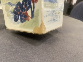 Un vase de forme carr&eacute;e en porcelaine de Chine en bleu et blanc, c&eacute;ladon et rouge de cuivre, Kangxi