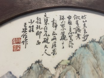 Een ronde Chinese qianjiang cai plaquette met een landschap, gesign. Wang Shao Wei, 19e eeuw