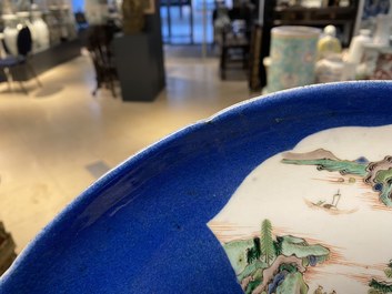 Un plat en porcelaine de Chine famille verte &agrave; fond bleu poudr&eacute;, 19&egrave;me