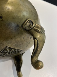 Un br&ucirc;le-parfum en bronze aux anses et pieds en forme d'&eacute;l&eacute;phants, Chine, marque et &eacute;poque de Qianlong