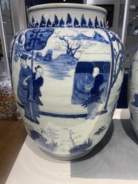 Drie grote Chinese blauw-witte vazen met figuren in een landschap, Transitie periode