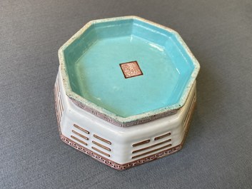 Une paire de bols de forme octagonale en porcelaine de Chine, marque et &eacute;poque de Tongzhi