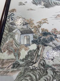 Een Chinese qianjiang cai plaquette met een landschap, 19/20e eeuw