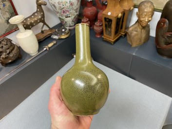 Un vase de forme bouteille en porcelaine de Chine 'teadust' monochrome, 19&egrave;me