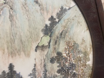 Een ronde Chinese qianjiang cai plaquette met een landschap, gesign. Wang Shao Wei, 19e eeuw