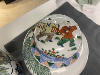 Une paire de pots couverts en porcelaine de Chine wucai, marque de Wanli, 19&egrave;me