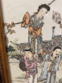 Een Chinees houten tafelscherm met qianjiang cai plaquette, 19e eeuw