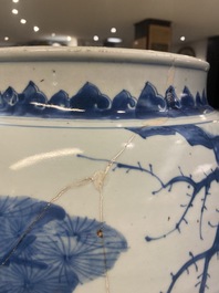 Trois grands vases en porcelaine de Chine en bleu et blanc, &eacute;poque Transition