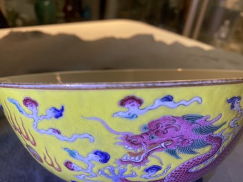 Een Chinese famille rose 'draak en feniks' kom met gele fondkleur, Xuantong merk en periode