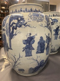 Trois grands vases en porcelaine de Chine en bleu et blanc, &eacute;poque Transition