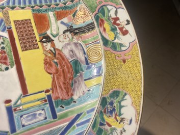 Un grand plat en porcelaine de Chine famille rose &agrave; d&eacute;cor de figures devant un temple, Yongzheng