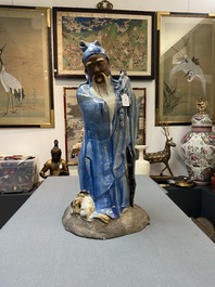 Une grande figure d'un immortel en gr&egrave;s de Shiwan &agrave; &eacute;mail bleu, Chine, 19&egrave;me