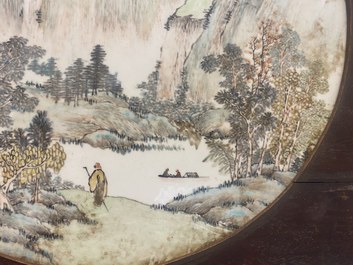 Een ronde Chinese qianjiang cai plaquette met een landschap, gesign. Wang Shao Wei, 19e eeuw