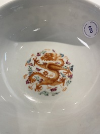 Un bol en porcelaine de Chine famille rose &agrave; d&eacute;cor d'un dragon et d'un ph&eacute;nix, marque et &eacute;poque de Guangxu