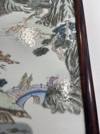 Une plaque &agrave; d&eacute;cor d'un paysage en porcelaine de Chine qianjiang cai, 19/20&egrave;me