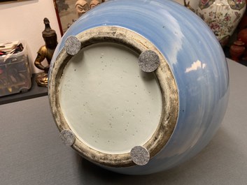 Un grand vase de forme 'tianqiu ping' en porcelaine de Chine clair de lune monochrome, 19&egrave;me